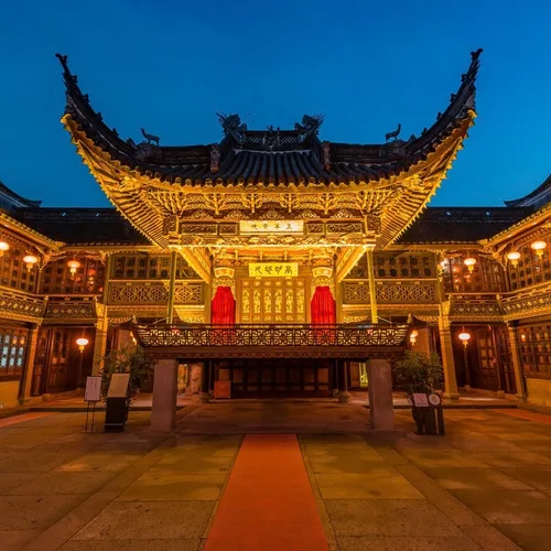 夜色中灯笼映照的传统戏台